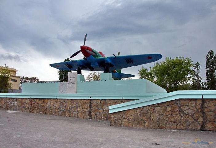 Памятник самолету ИЛ-2