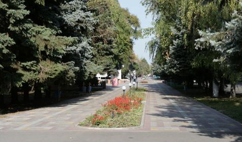 Одна из центральных аллей Тихорецка - улица Октябрьская