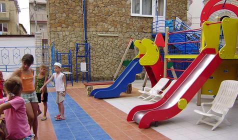 Детская площадка около открытого бассейна гостевого комплекса Дворянское гнездо, г. Анапа, Витязево