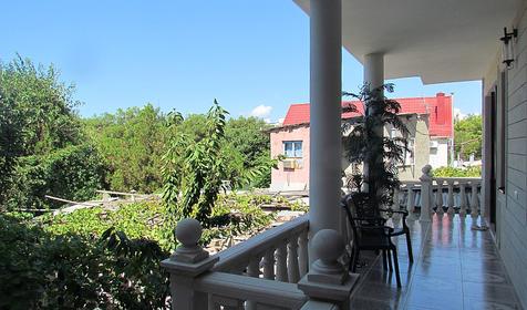 Вид с балкона. Гостевой дом Де Люкс, г. Анапа