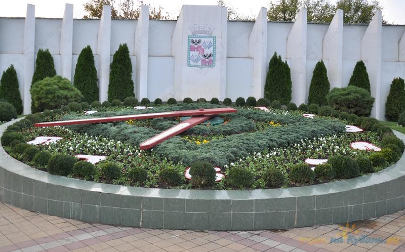 Который час в краснодарском крае. Цветочные часы памятник. Цветочные часы краснодар. Который час в краснодарском крае. 85 лет краснодарскому краб.