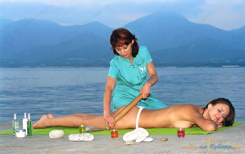 девушка массажа пляж девушка. массаж на берегу океана. девушка массажа пляж девушка. массажный пляж. спа массаж.