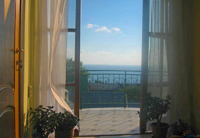 Вид с холла и балкона 2 этажа