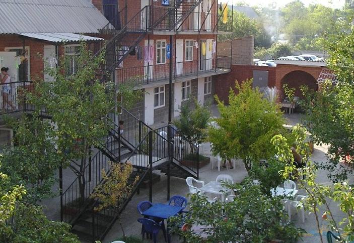 Двор пансионата Каравелла г. Сочи п. Вишневка