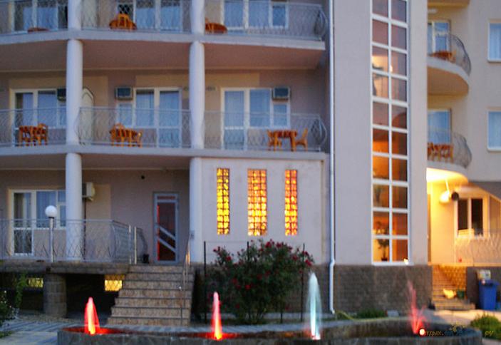 Вид в вечернее время на корпус гостиницы Аква-Солярис, г. Анапа