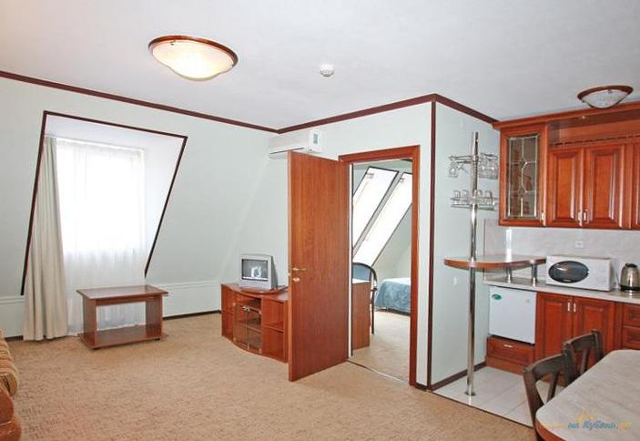 Номер Люкс двухкомнатный с кухней, Корпус Генрих I. Гостиничный комплекс Генрих, г. Сочи, Лазаревский район, п. Дагомыс