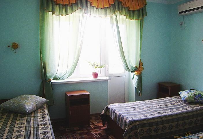 Трехместный номер с удобствами. Гостевой дом по ул. Ростовская 2, р-н Туапсинский, кп. Новомихайловский