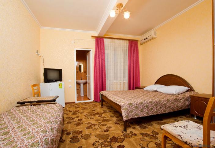 Трехместный полулюкс. Отель Эдельвейс, г. Сочи, Адлерский район