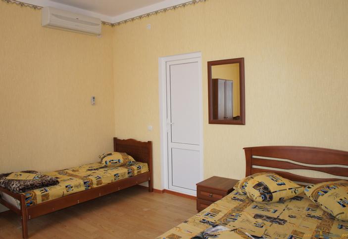 Трехместный номер. Гостиница Лилия, г. Сочи, п. Лазаревское