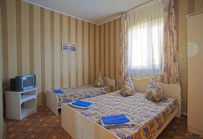 Трехместный номер с кондиционером и удобствами на этаже. Гостевой дом Берег, г. Сочи, п. Лазаревское