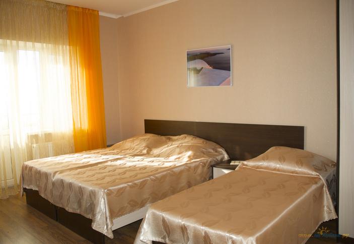 Трехместный номер с балконом