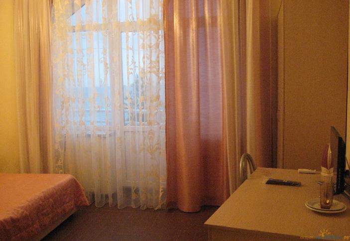 Однокомнатный стандартный номер с балконом. Гостиничный комплекс Метроклуб, г. Новороссийск, урочище Широкая балка