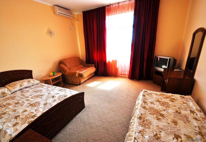 Трехместный номер с допместом. Гостевой дом АРТиКА, г. Анапа, п. Витязево