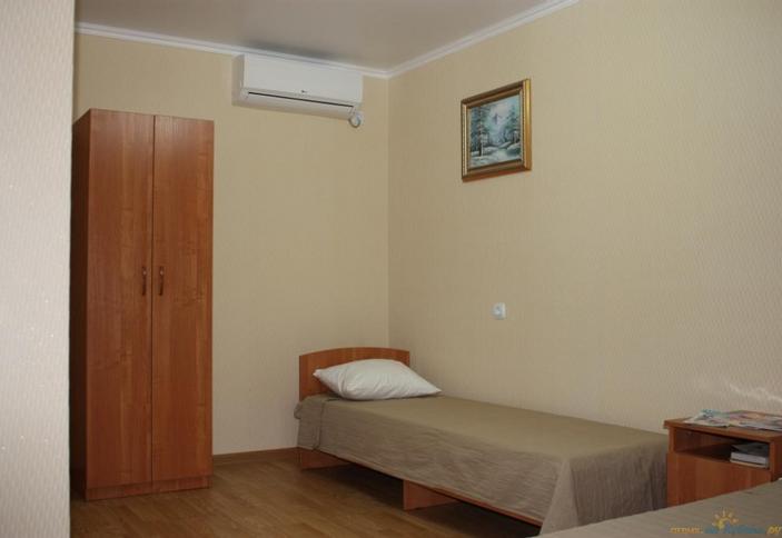 Трехместный полулюкс. Гостевой дом Семейный, г. Ейск