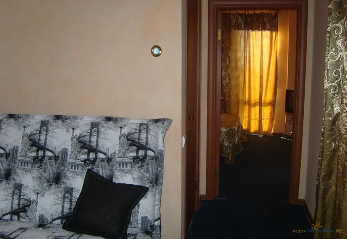 Двухкомнатный двухместный номер с балконом (номер Полулюкс). Гостиница Крафт-отель, г Анапа