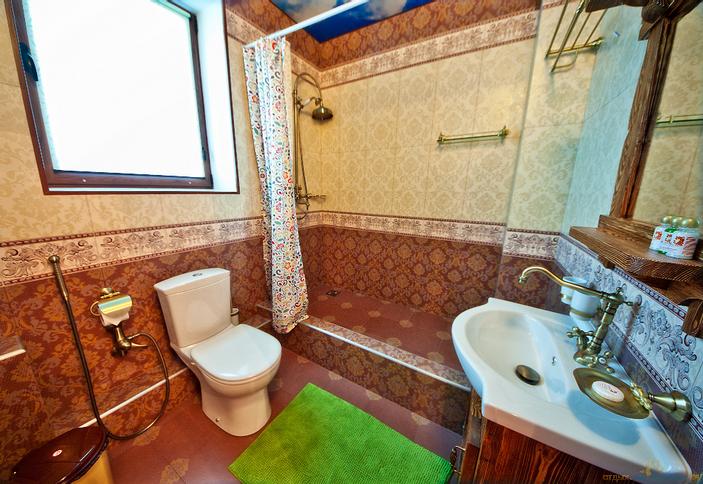 Санузел. Стандарт-улучшенный Боярские палаты. Отель Жар-птица, г. Геленджик