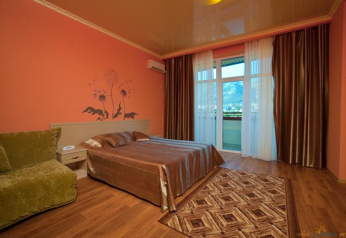 Двухместный номер полулюкс с видом на горы. Отель CITY PLAZA, г. Геленджик