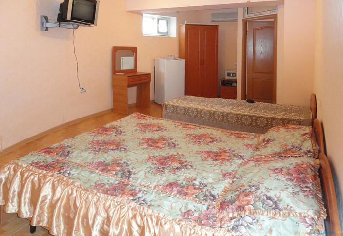 Трехместный номер, цокольный этаж. Гостевой дом АРТиКА, г. Анапа, п. Витязево