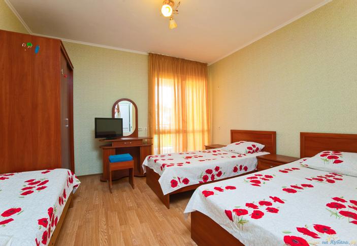 Трехместный номер без кондиционера. Гостевой дом 