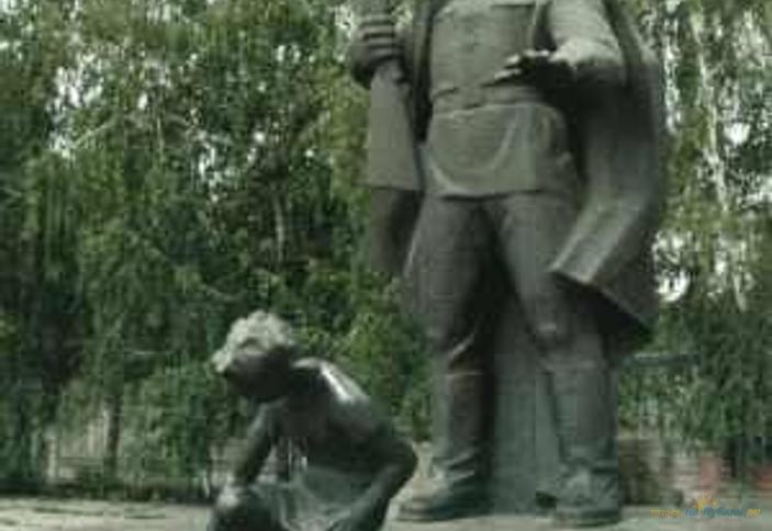 Памятник студентам, преподавателям и сотрудникам Политехнического Университета, погибшим на фронтах 