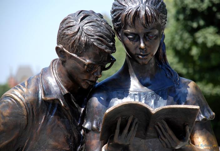 Памятник Шурику и Лидочке