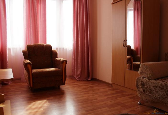 Трехместный номер (с удобствами на 2 комнаты), Волга, частная гостиница, Сочи, пос.Лазаревское
