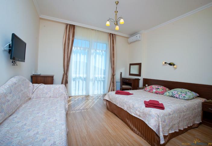 Трехместный номер стандарт. Гостиница Камелот, г. Геленджик, с. Кабардинка