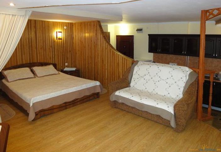 Люкс (в цокольном этаже с кухней), отель Виктория, Геленджик