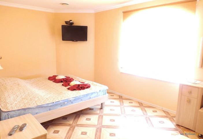 Трехместный комфорт. Коттеджи «Янтарь-Сервис», Темрюкский р-н, п. Веселовка