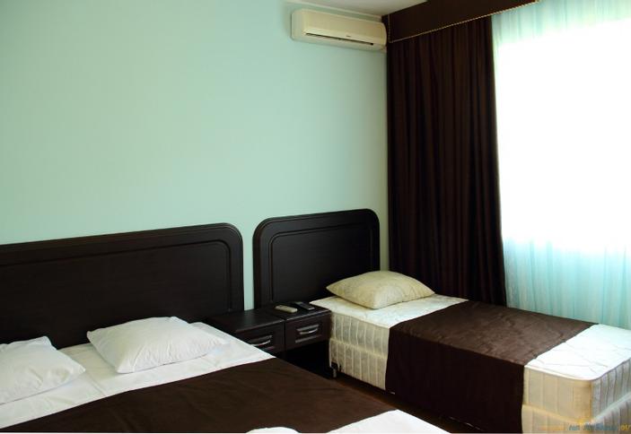 Трехместный номер со всеми удобствами. База отдыха Садко, п. Широкая Балка