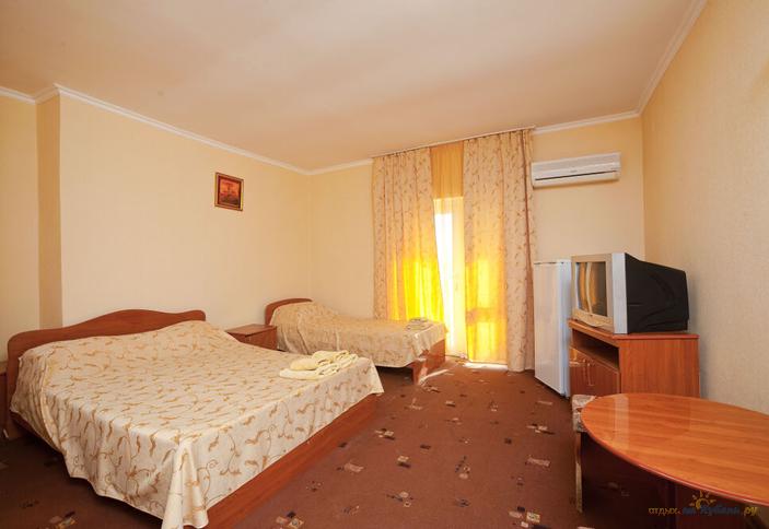 Трехместный стандарт с лоджией, гостиница Экватор, п. Лермонтово