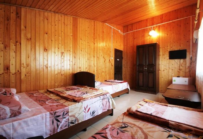 Четырехместный эконом. Частная гостиница Райский уголок, г. Сочи, п. Лоо