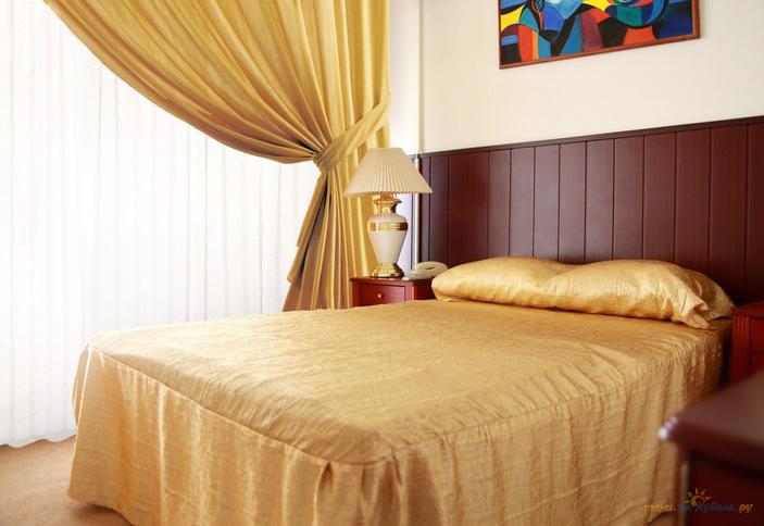 Спальня четырехместного двухэтажного люкса. Пансионат Нева Интернейшенел, г. Сочи