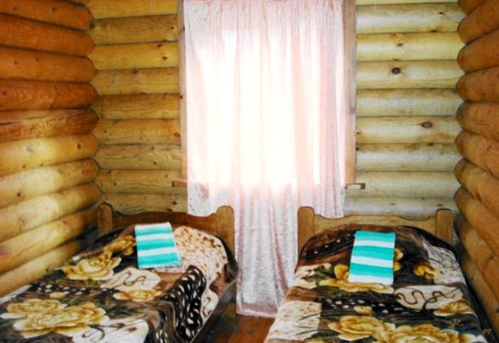 Двухместный номер в домике (№2-6). Туркомплекс Горное настроение, Майкопский район, 10 км к юго-западу от ст. Даховской