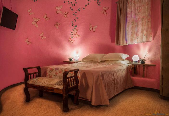 Три розовые бабочки. Эко отель и SPA Luxury House, г. Кропоткин