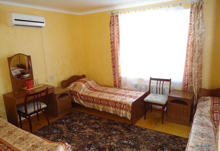 Трехместный стандарт. Гостевой дом Домашний уют, г. Абинск