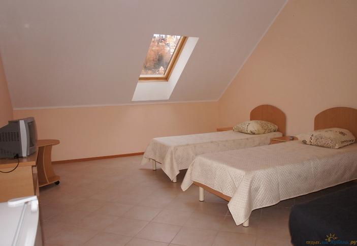 Трехместный номер (мансарда). Гостевой дом 