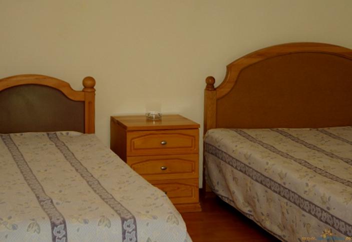 Трехместный номер с балконом №6 гостиницы Берег мечты, п. Сукко