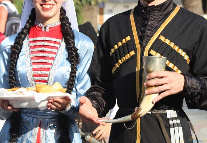 Черкесский аул фадеево. Черкесы говорят. Кавказские типы. "адыги" "народы и культуры". Черкесы народ северного кавказа.