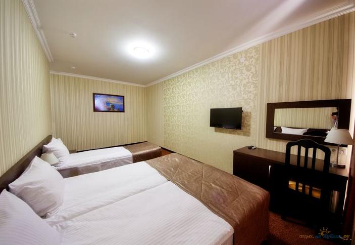 Номер Трехместный стандарт с балконом. Отель 