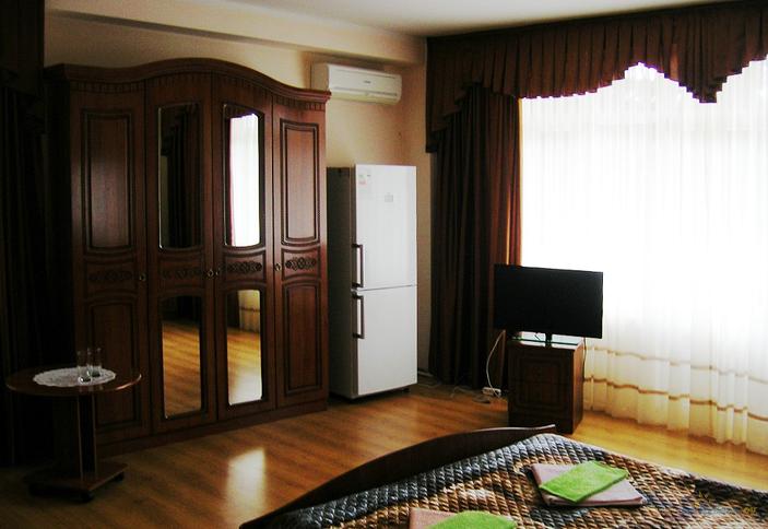 Трехместный полулюкс с балконом мини-гостиницы Мария, г. Сочи, п. Хоста