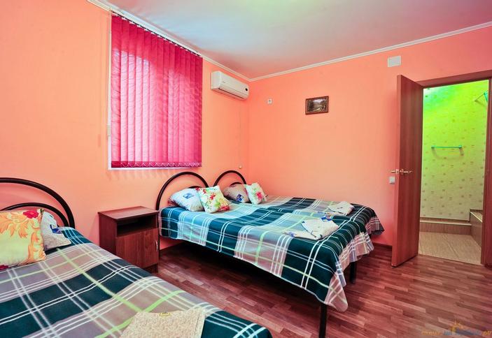 Полулюкс трехместный. Гостиница Ласточка, г. Геленджик, с. Архипо-Осиповка