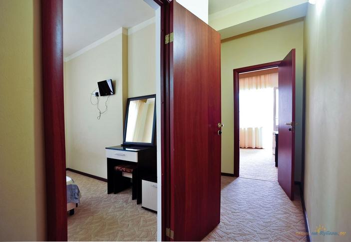 Двухкомнатный люкс с балконом. Отель Персей, г. Геленджик, с. Архипо-Осиповка