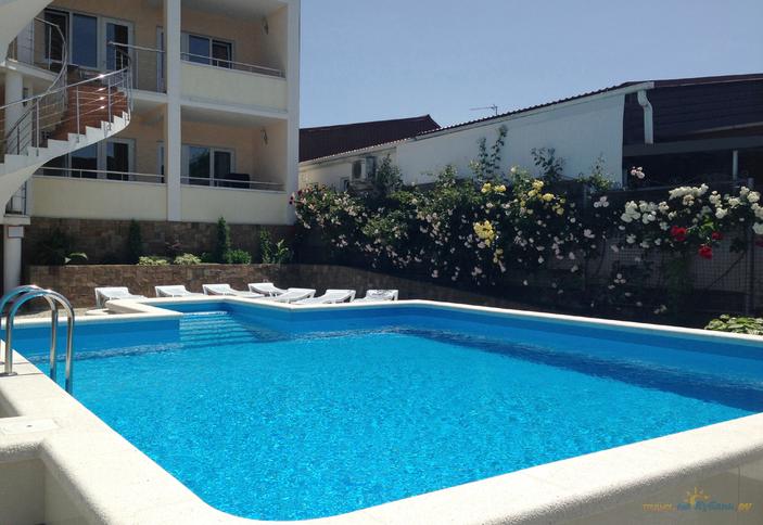 Бассейн. Гостевой дом Фем Ландия, г. Геленджик, с. Архипо-Осиповка