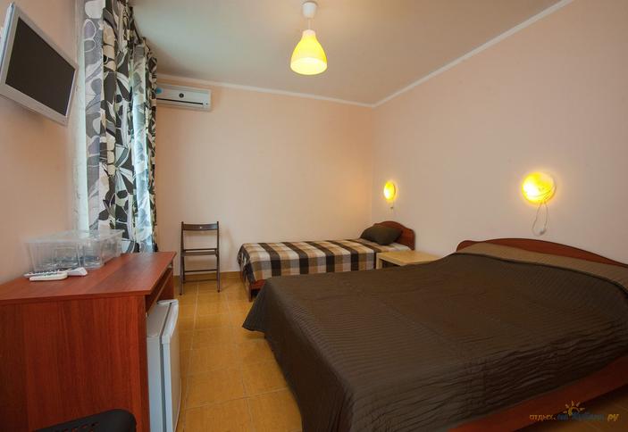 Трехместный стандарт. Гостевой дом Архос, г. Геленджик, с. Архипо-Осиповка