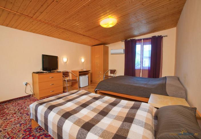 Трехместный полулюкс. Гостевой дом Архос, г. Геленджик, с. Архипо-Осиповка