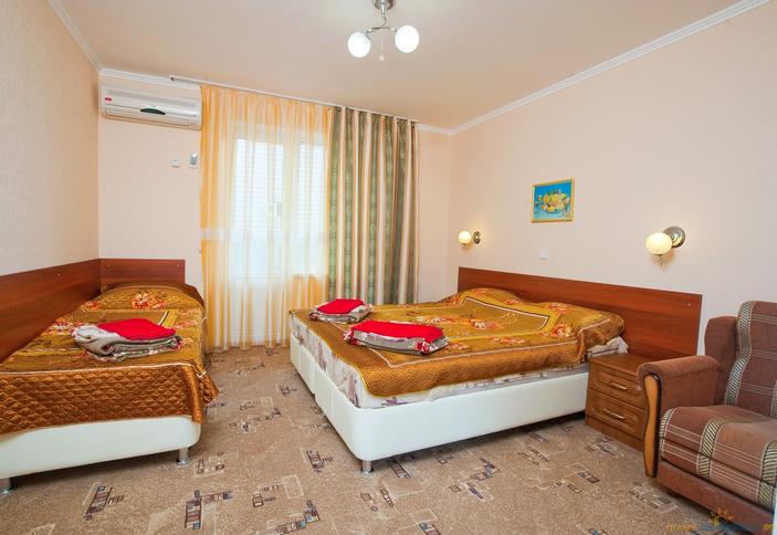 Трехместный стандарт. Гостиница Золотой берег, г. Геленджик, п. Архипо-Осиповка
