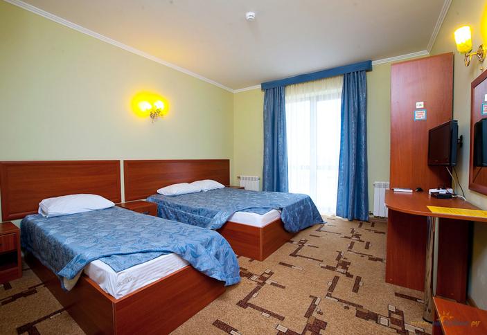 Трехместный номер с удобствами и балконом. Отель Янтарь, г. Геленджик, п. Архипо-Осиповка