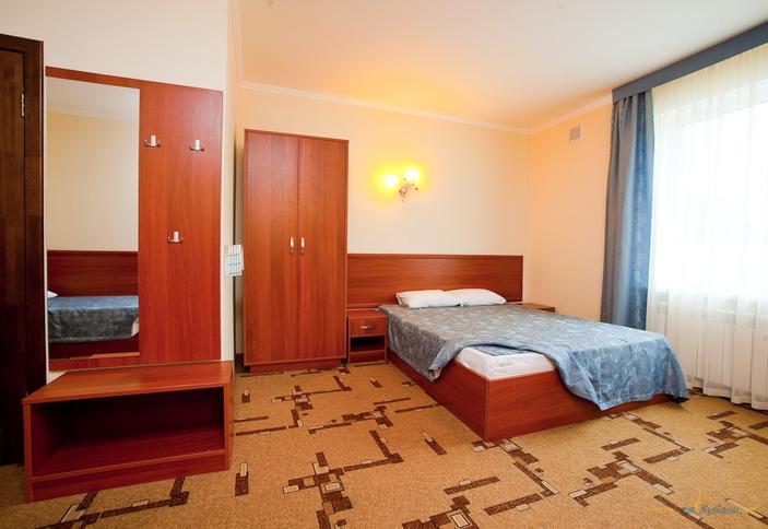 Четырехместный номер с удобствами. Отель Янтарь, г. Геленджик, п. Архипо-Осиповка