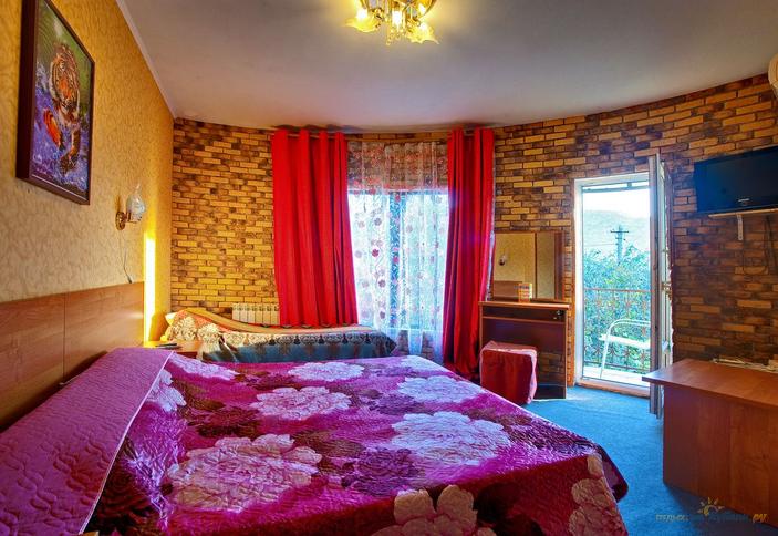 Трехместный номер с балконом. Гостевой дом Фантазия, Туапсинский район, п. Агой